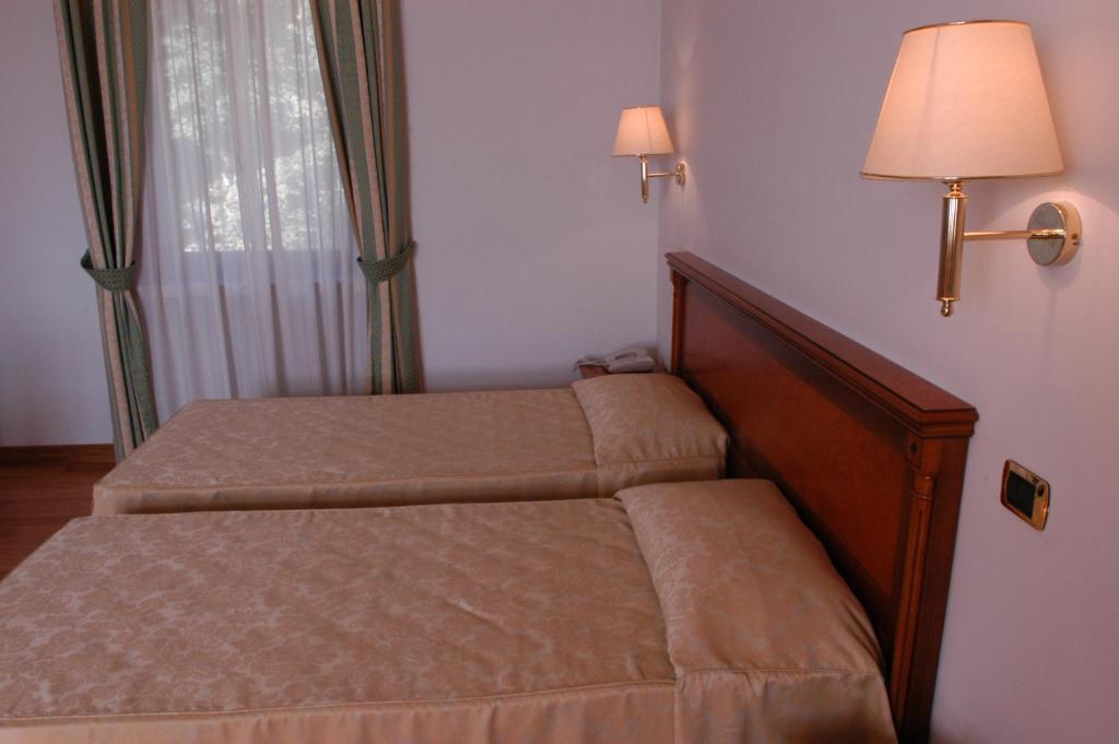 Pilgrim'S Hotel Cicognolo Buitenkant foto