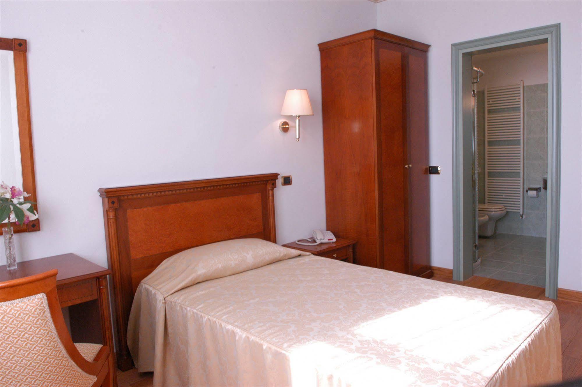 Pilgrim'S Hotel Cicognolo Buitenkant foto