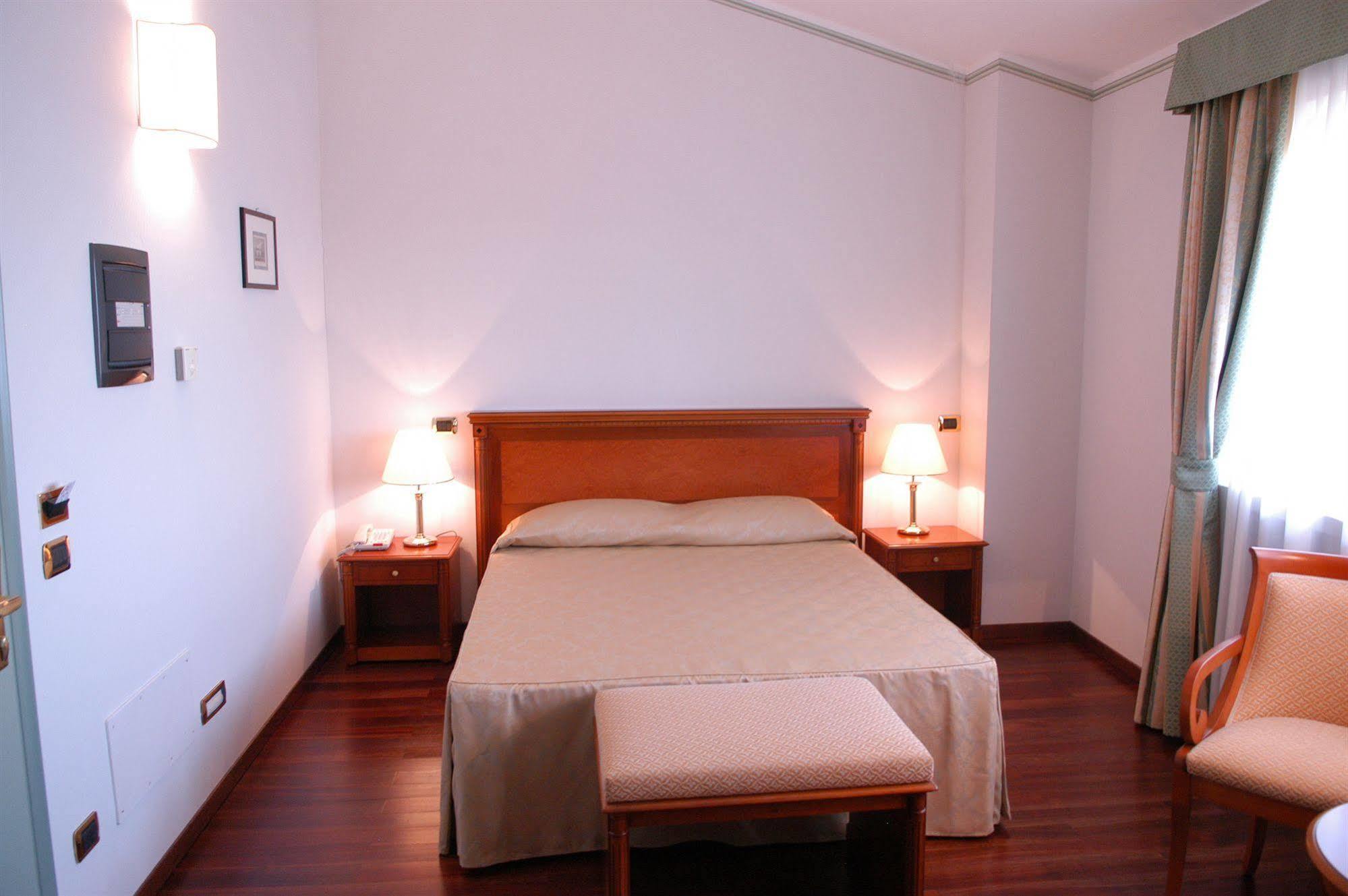 Pilgrim'S Hotel Cicognolo Buitenkant foto